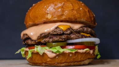 burger with lettuce and tomatoes